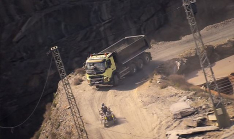 Бесстрашный хомяк управляет грузовиком Volvo